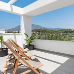 Solarium Penthouse Walk To & Old Town Apartment *