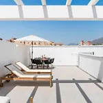 Solarium Penthouse Walk To & Old Town Apartment